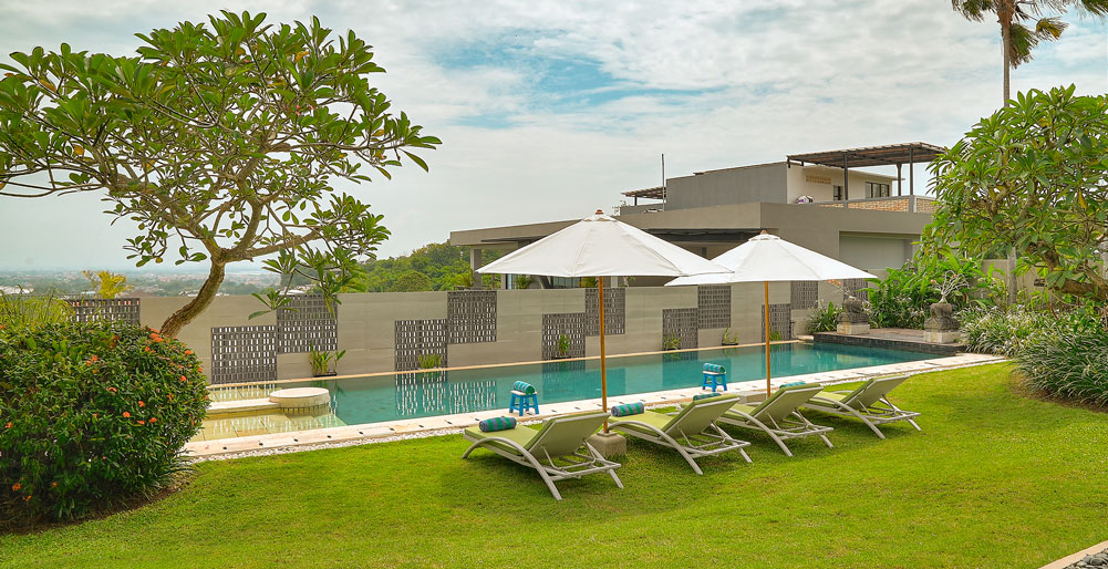 Villa Aiko - Tranquil lawn and pool area